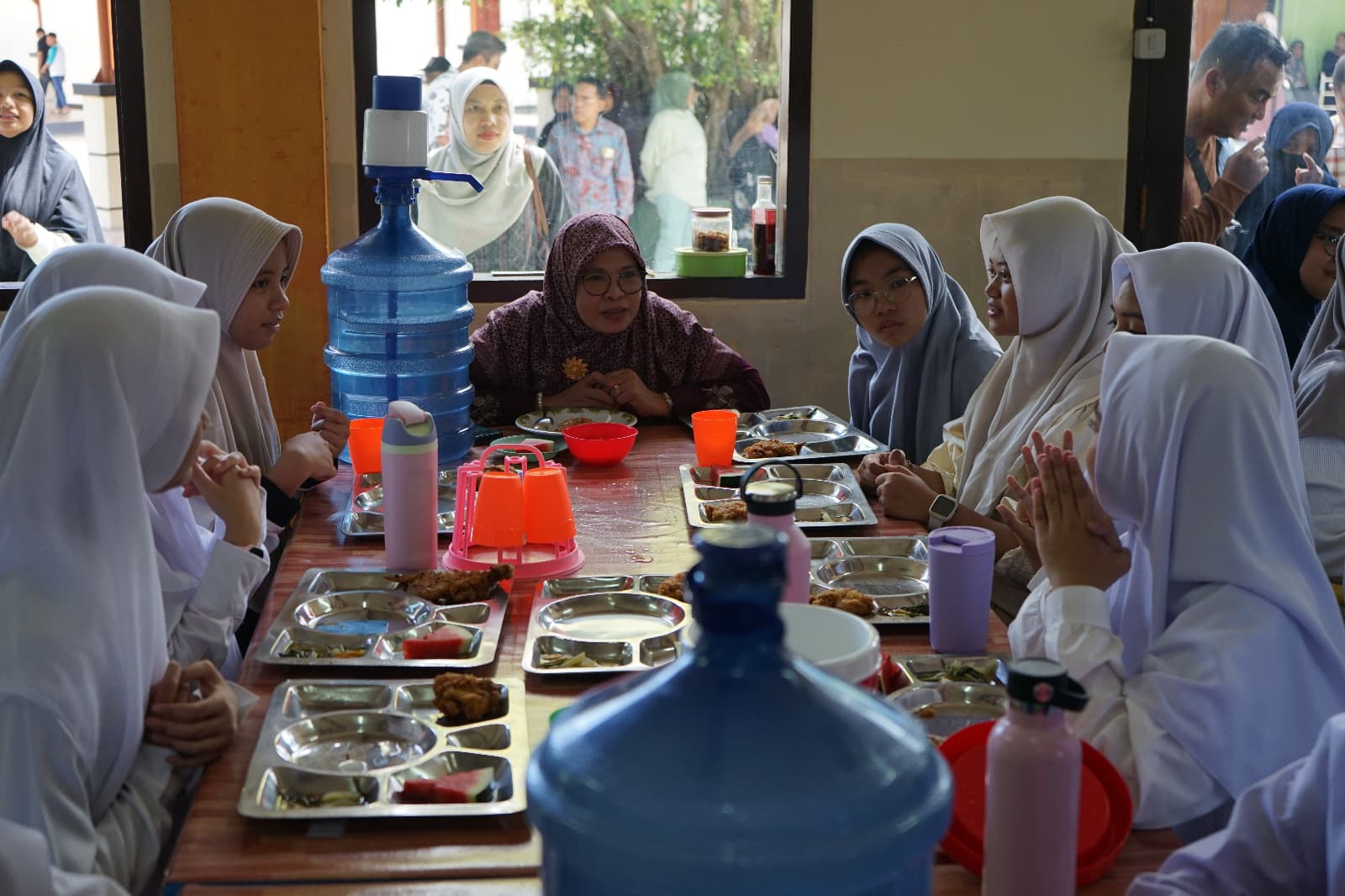 Bangun Kedekatan Emosional : Program Guru Asuh Man IC Gorontalo Gelar Makan Siang Bersama Siswa Asuh