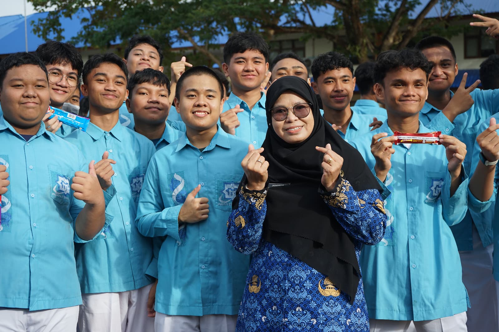 Rayakan Hari Anak Nasional : Guru dan Tendik MAN IC Gorontalo Berbagi Kasih Melalui Snack untuk Seluruh Murid