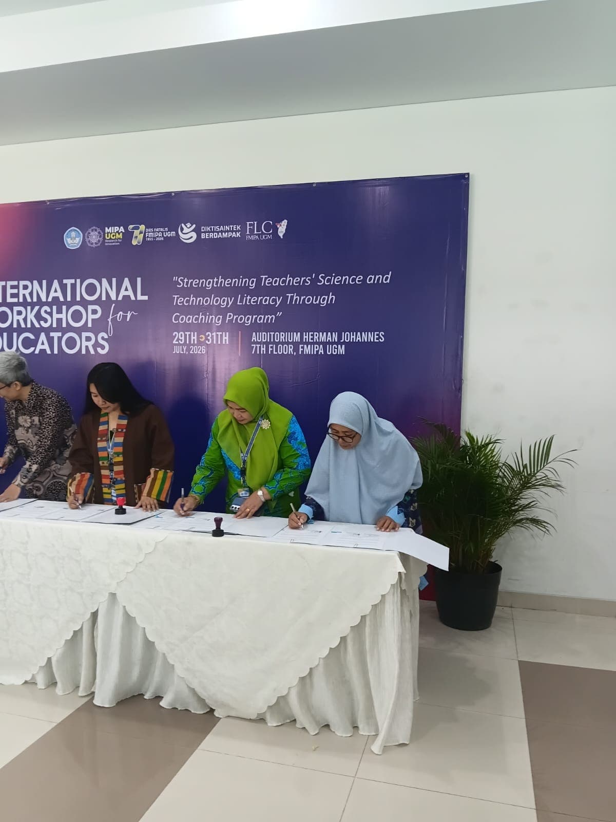 Wakil Kepala Bidang Akademik MAN IC Gorontalo Ikuti Workshop Literasi Sains dan Teknologi di UGM