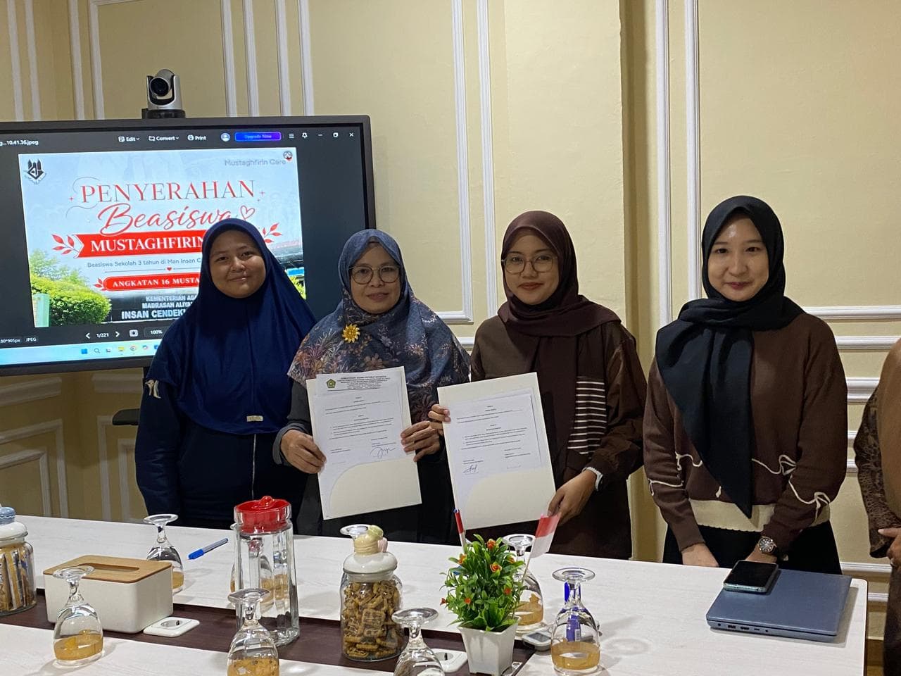 ALUMNI ANGKATAN 16 MUSTAGHIFIRIN CARE SERAHKAN BEASISWA STUDI 3 TAHUN UNTUK SISWA MAN IC GORONTALO