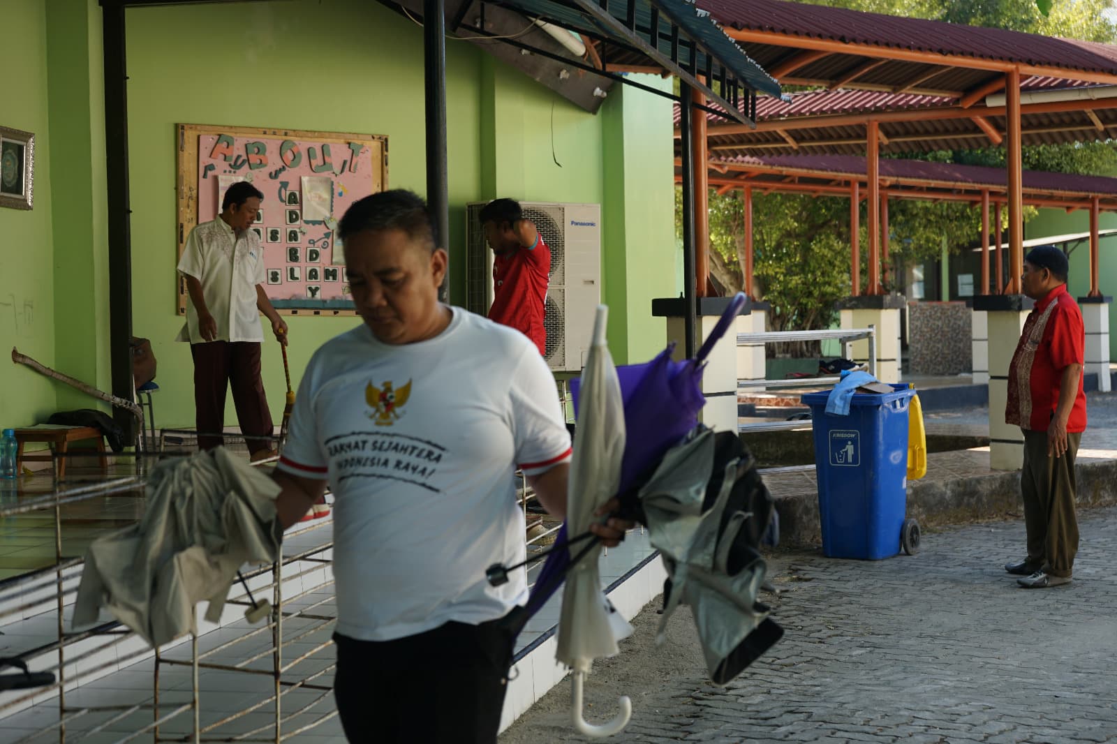 MAN IC Gorontalo Dukung GEBER MAS, Semarakkan HUT ke-81 RI dengan Gerakan Bersih-Bersih Masjid