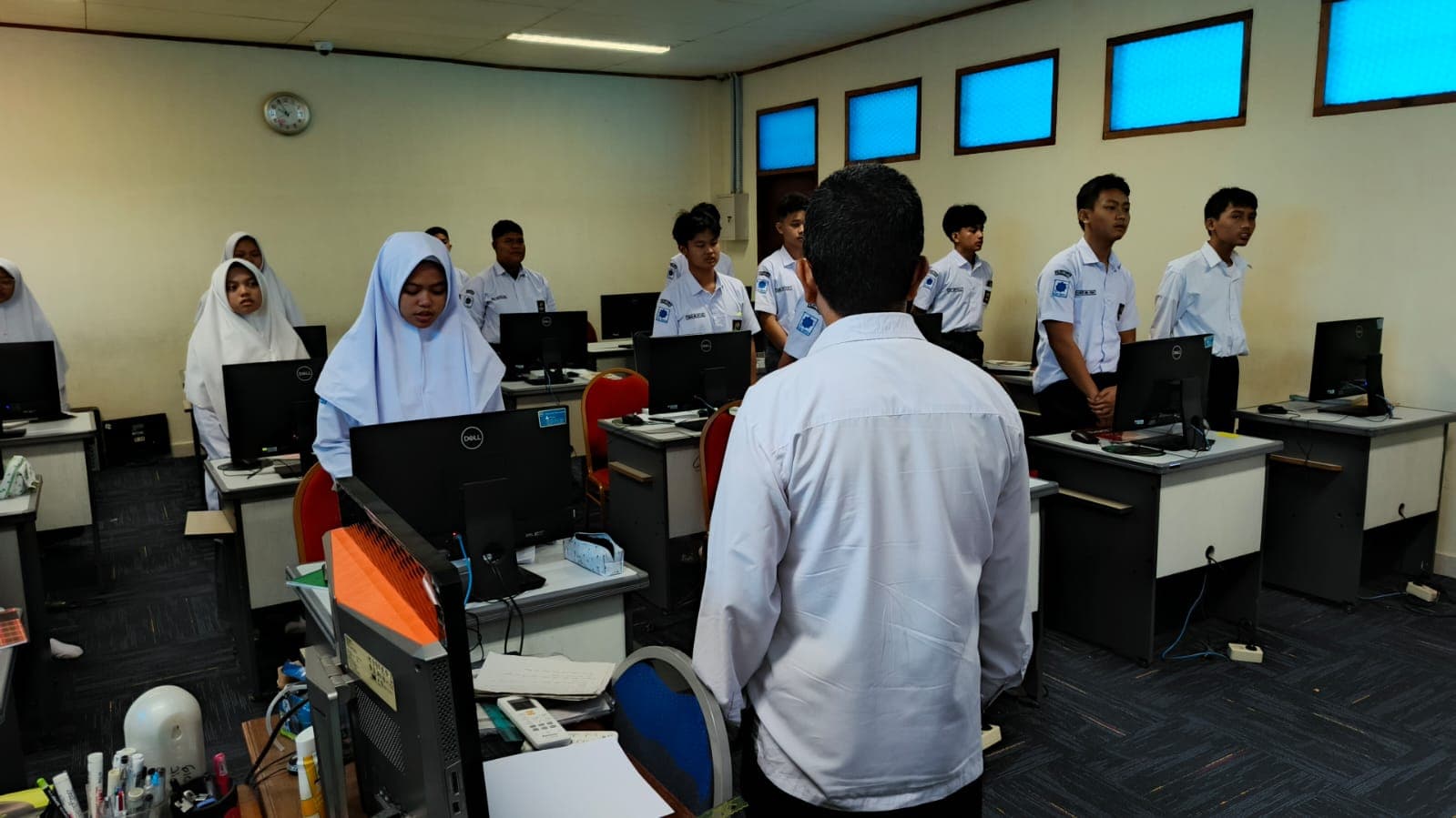 MAN IC Gorontalo Tanamkan Budaya Cinta Tanah Air dengan menyanyikan lagu Indonesia Raya Setiap Pukul 10.00