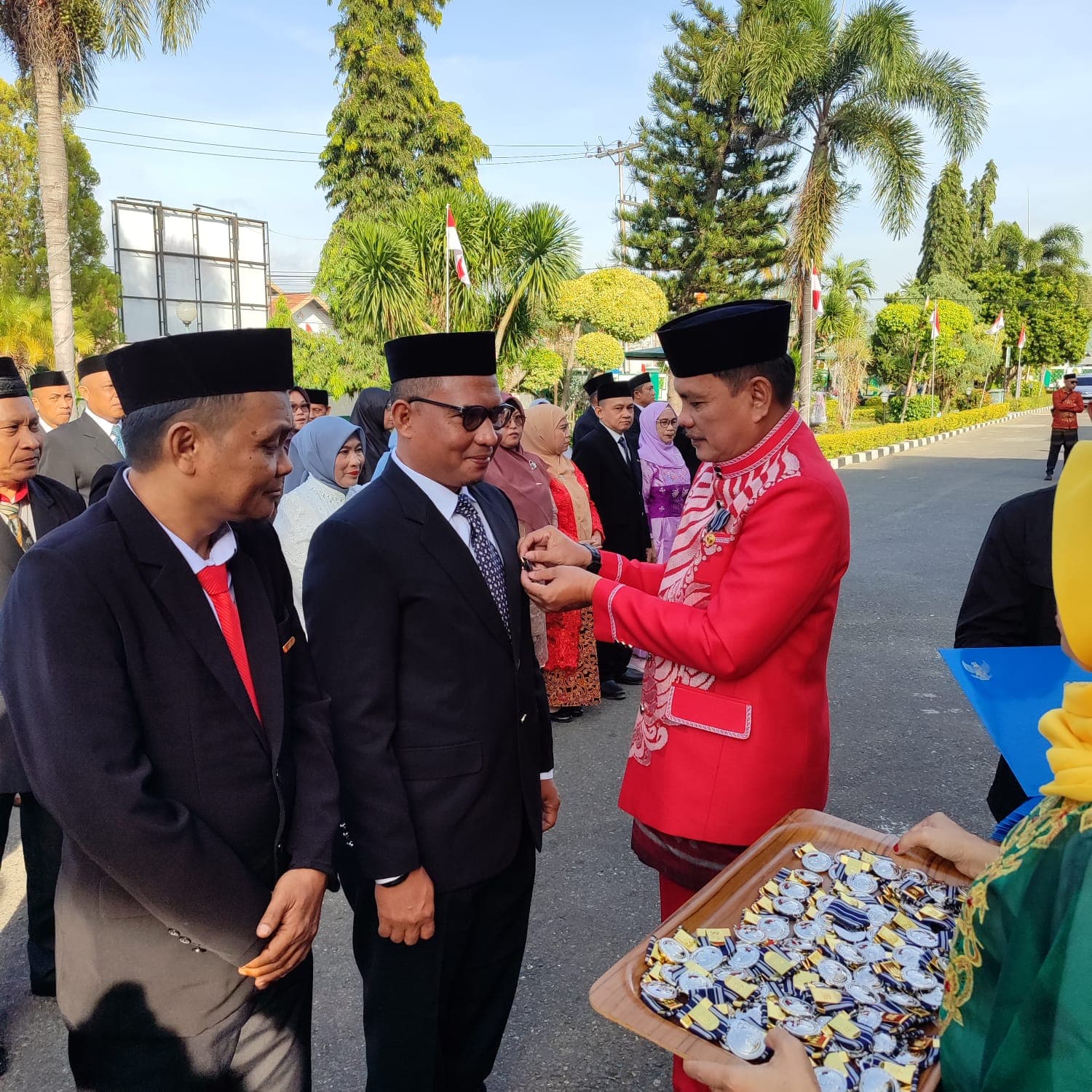 Dedikasi Dua Puluh Tahun, Dua Tenaga Kependidikan MAN IC Gorontalo Terima Satyalancana Karya Satya