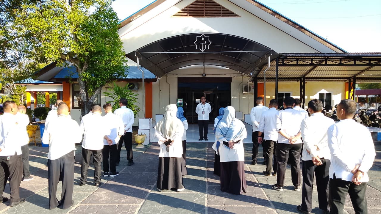 Pimpin Apel Awal Bulan, Kaur TU MAN IC Gorontalo Tekankan Optimalisasi Aplikasi presensi ICG