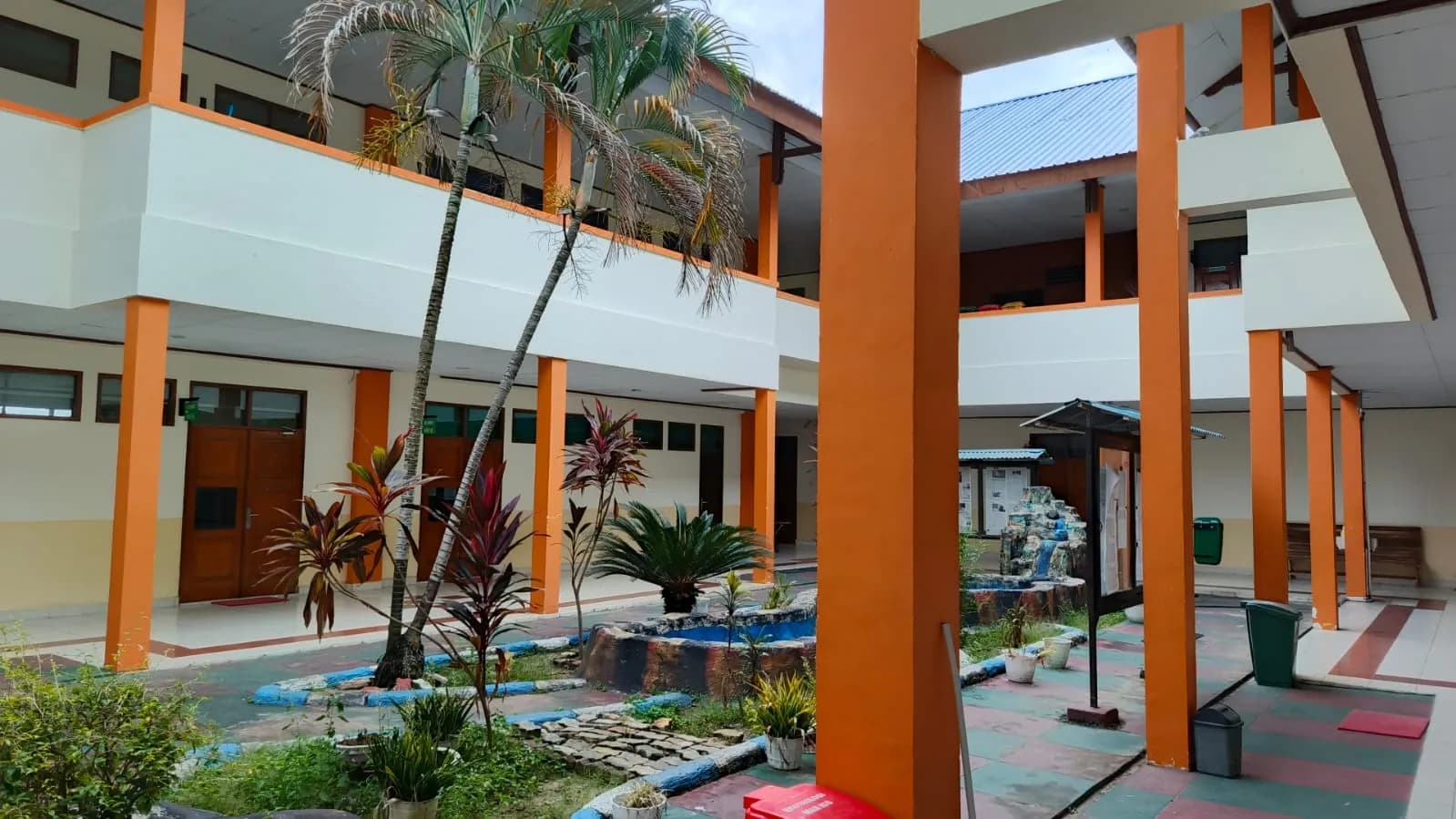 Lantai bawah gedung pendidikan