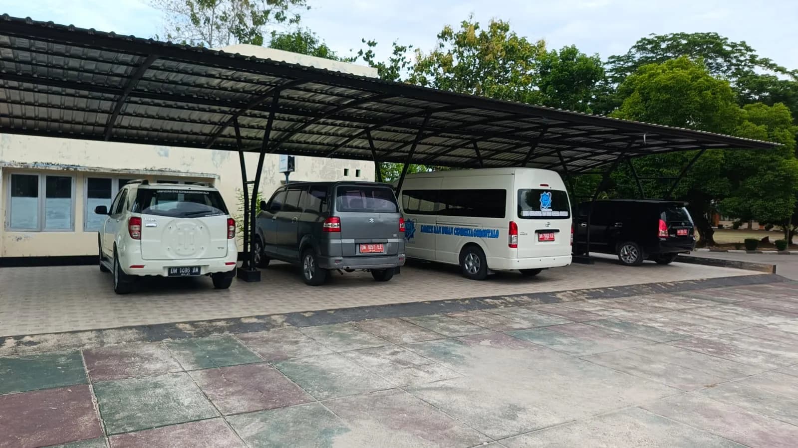 Area Parkir Kendaraan dinas