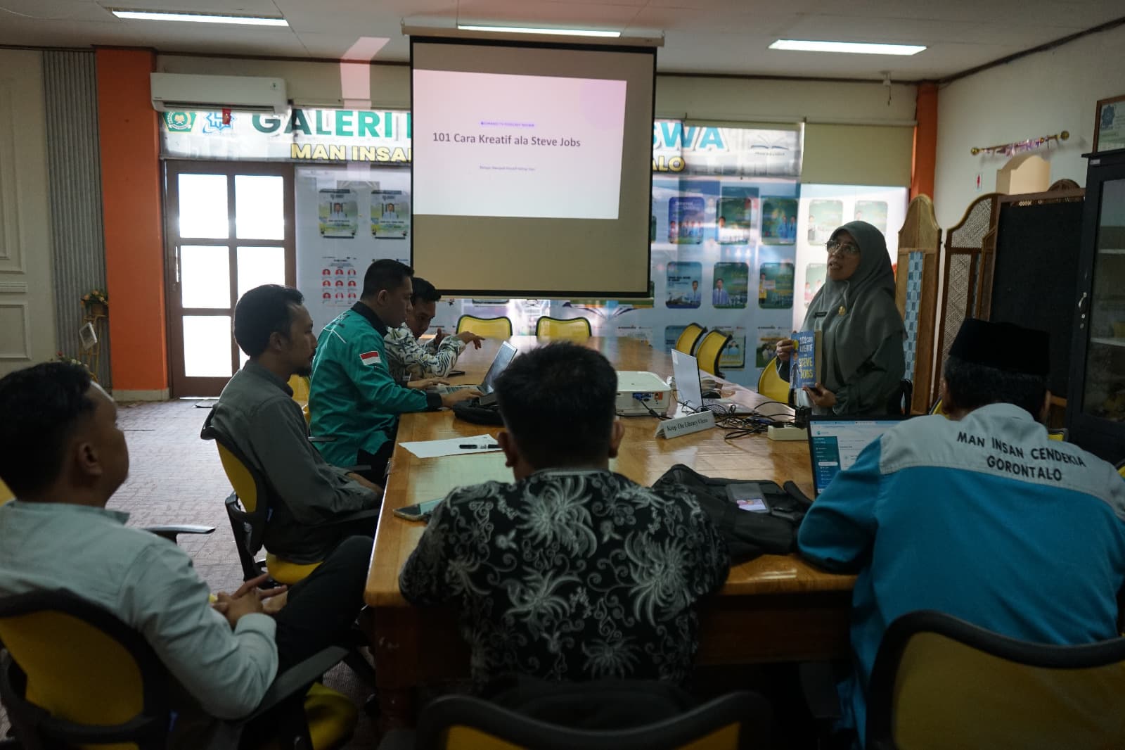 Bedah Buku “101 Cara Kreatif ala Steve Jobs”, Dorong Budaya Literasi dan Pola Pikir Inovatif di MAN Insan Cendekia Gorontalo