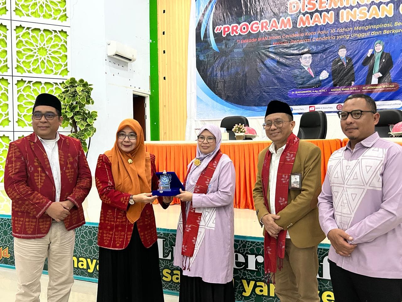 Diseminasi Insan Cendekia, Jasmaniar Bagikan Praktik Baik MAN IC Gorontalo di Milad MAN IC Palu