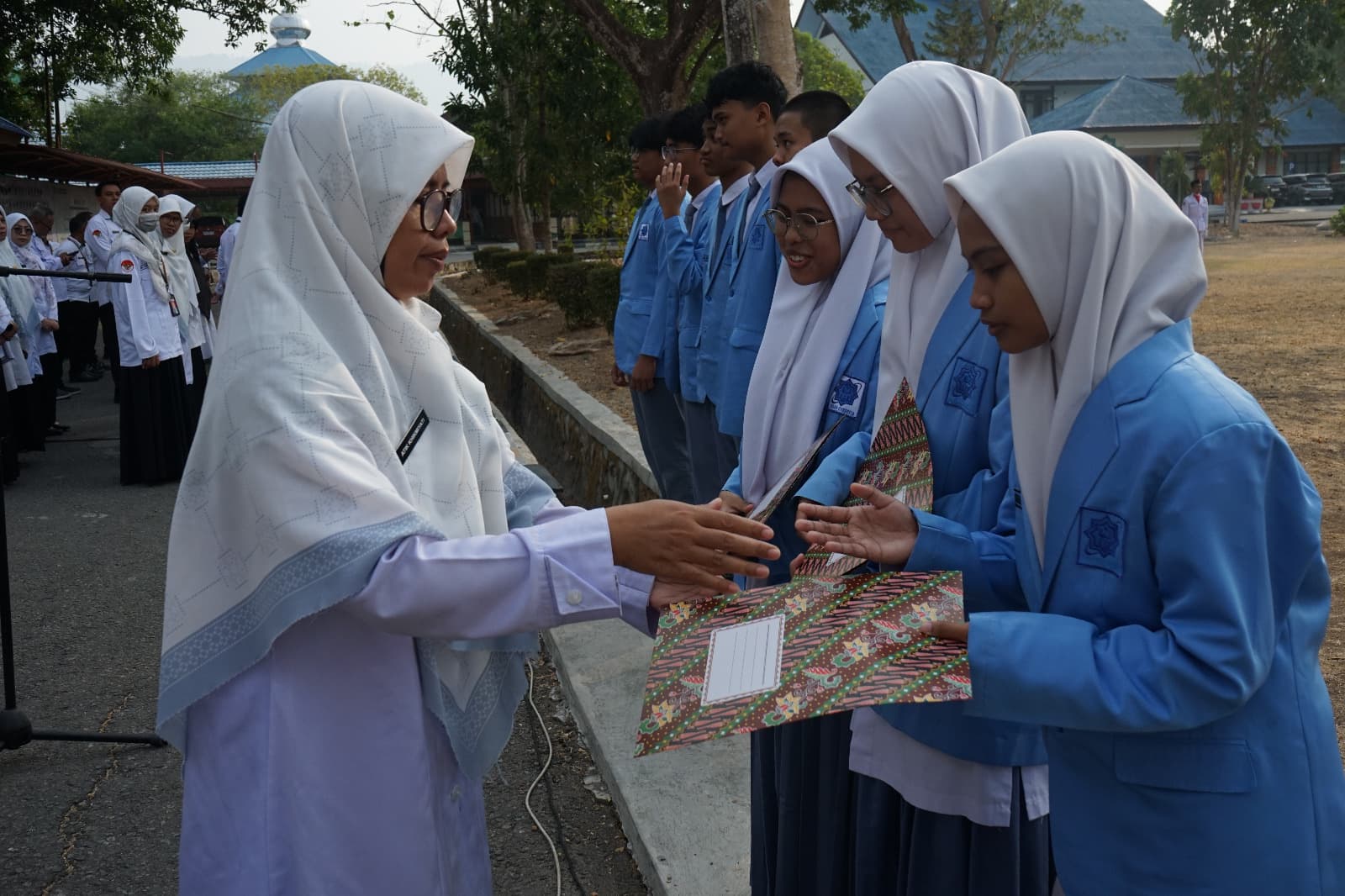 MAN IC Gorontalo Apresiasi Prestasi Murid pada Upacara Awal Bulan