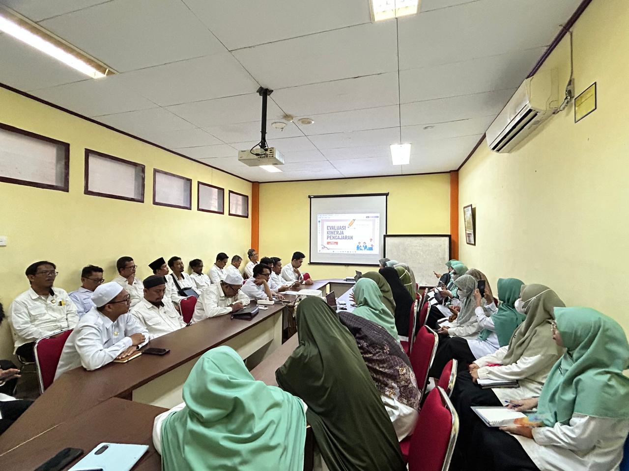 Evaluasi Kinerja Pengajaran dan Penguatan Core Value Warnai Rapat Guru MAN Insan Cendekia Gorontalo