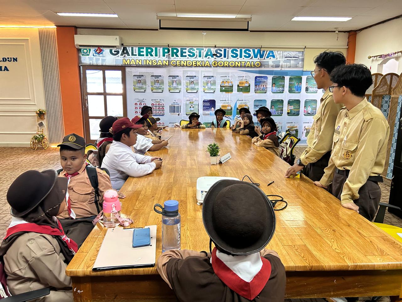 Tumbuhkan Semangat Literasi, SLC MAN IC Gorontalo Gelar Program “SLC BERBAGI”