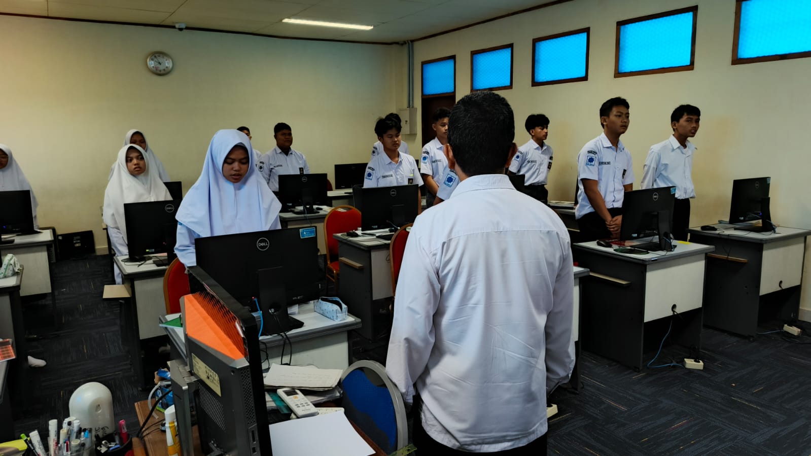 MAN IC Gorontalo Tanamkan Budaya Cinta Tanah Air dengan menyanyikan lagu Indonesia Raya Setiap Pukul 10.00